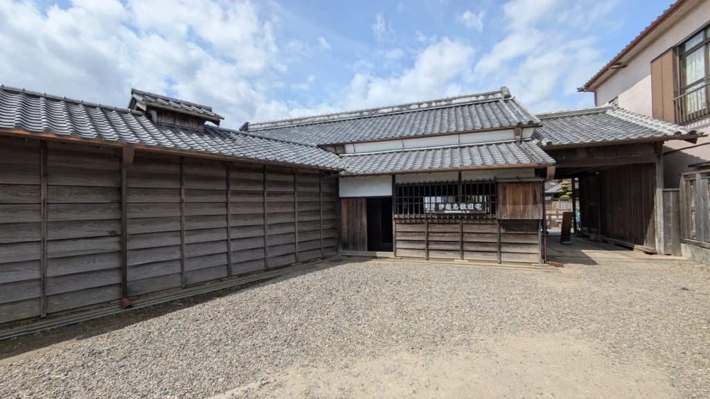 伊能忠敬旧宅の広い中庭と木造建築