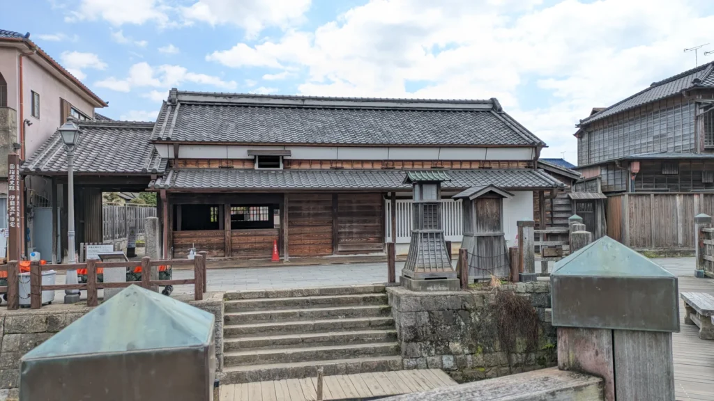 川沿いの舟乗り場から見た伊能忠敬旧宅正面