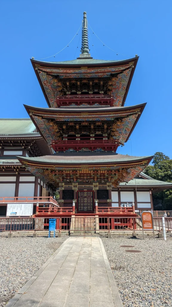 極彩色に彩られた三重塔。1712年に建立された、境内で最も華麗な建築の一つ。