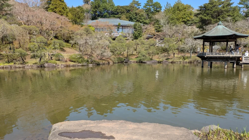 成田山公園の龍智池と、水辺に浮かぶように建つ浮御堂。公園随一の絶景スポット。