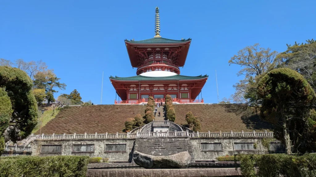 広大な境内を見下ろすように建つ大塔。周囲の庭園も含め、整備された美しさがある。